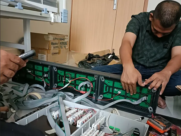 Teknisi Multi Jasa Net sedang melakukan instalasi